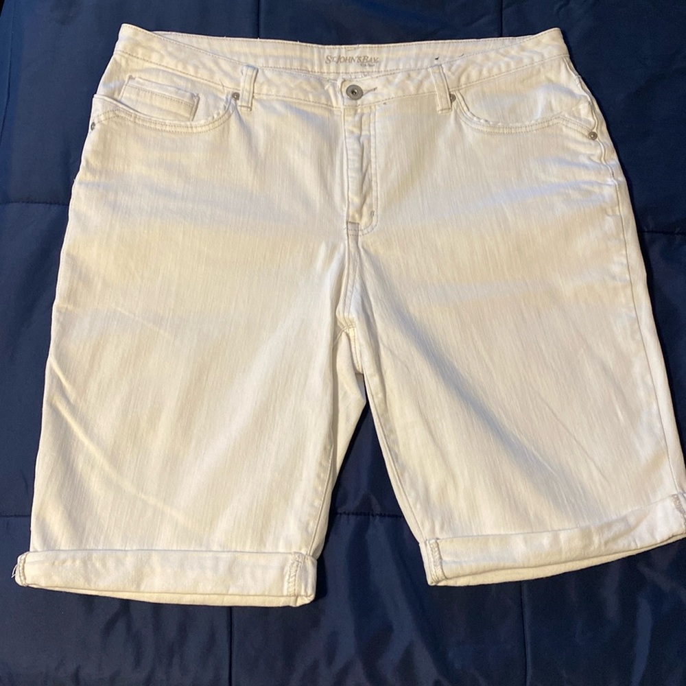 Women’s St. John’s Bay white demin shorts. Size 18W.